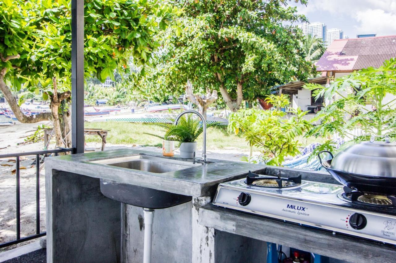 Beachboy Chalet By The Beach Bukit Lada Exterior foto
