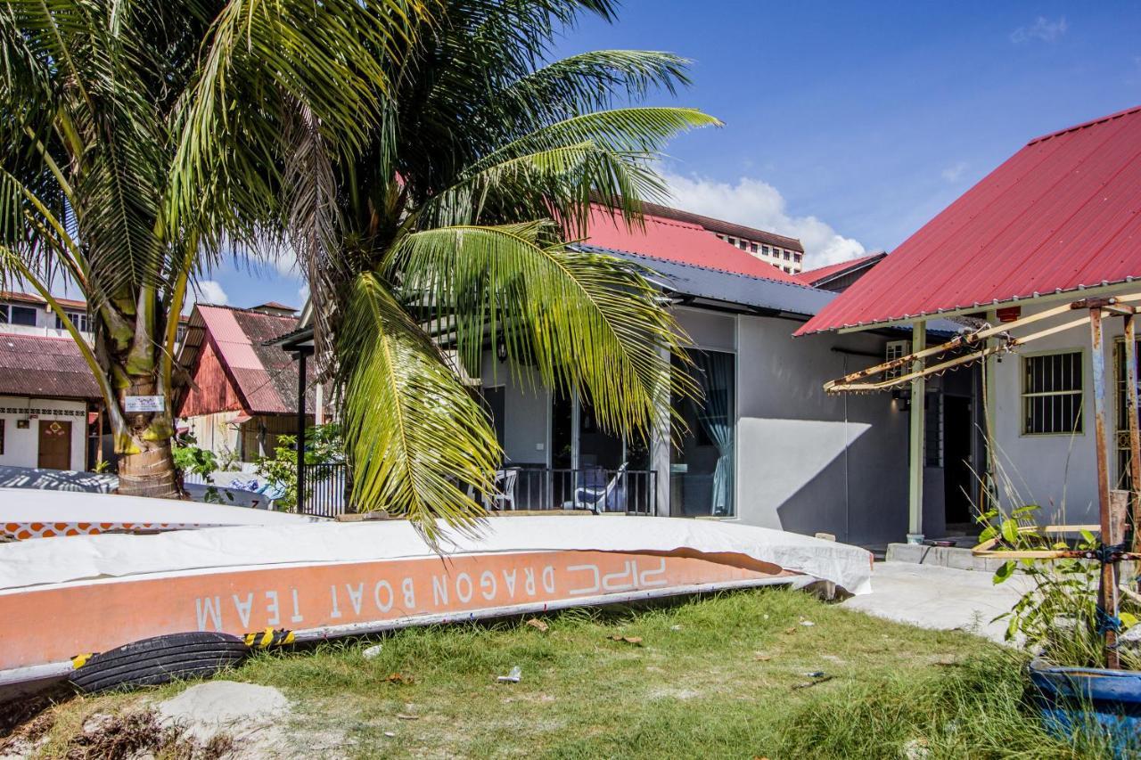 Beachboy Chalet By The Beach Bukit Lada Exterior foto