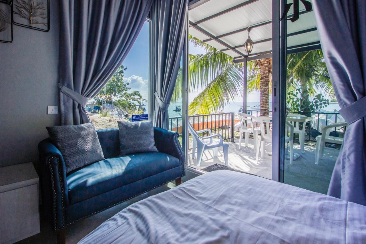 Beachboy Chalet By The Beach Bukit Lada Exterior foto